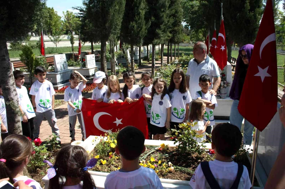 Bursa\'da ilkokul öğrencilerinden şehitliğe ziyaret