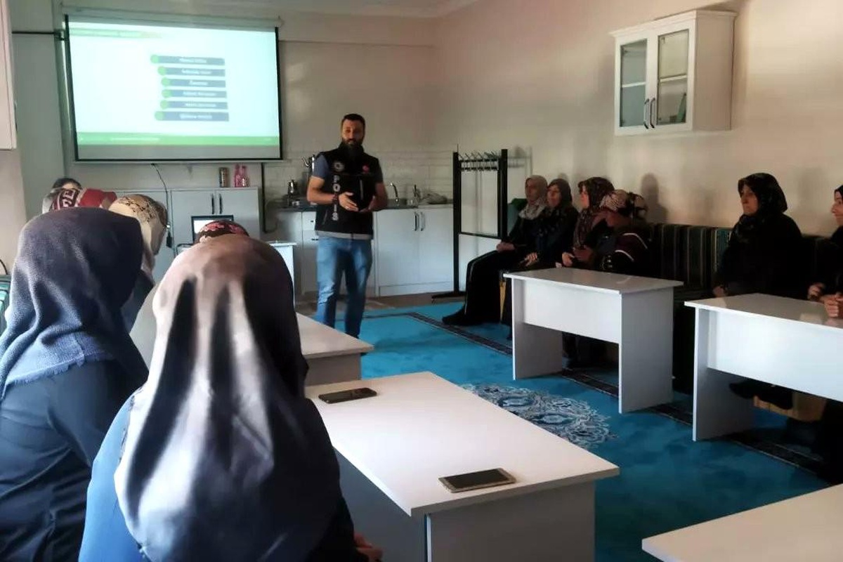Çayırlı\'da annelere madde bağımlılığı anlatıldı