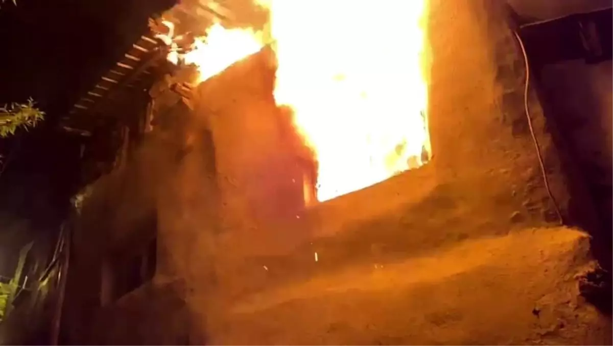 Çıkan yangında mekruh ev küle döndü