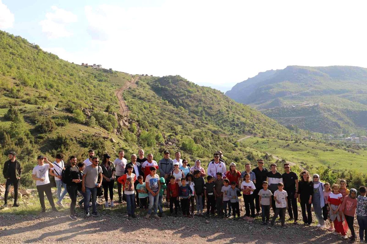 Çukurca\'da doğa yürüyüşü