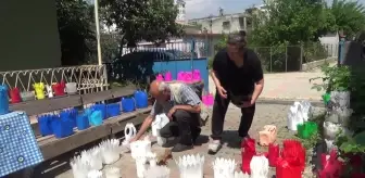 Emekli Maaşı ile Geçinemeyen Aile Plastik Kaplardan Saksı Yapıp Satıyor