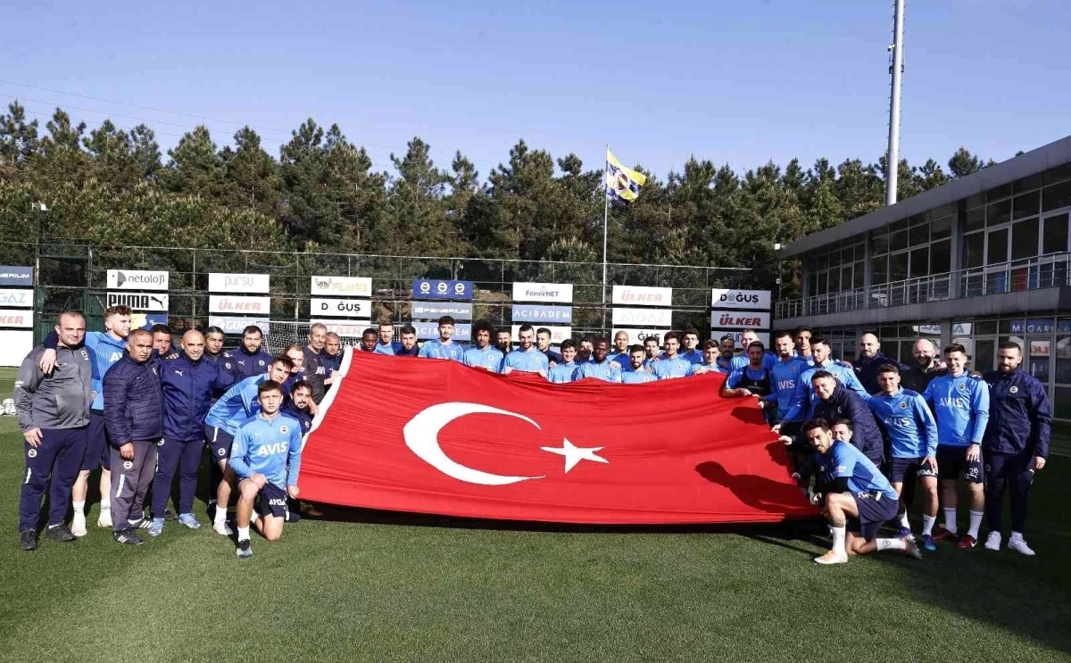 Fenerbahçe, 19 Mayıs\'ı kutladı