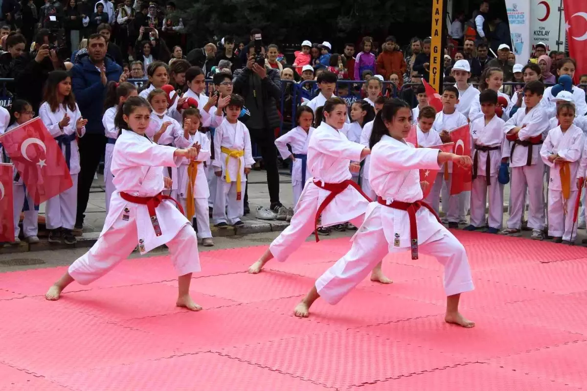 Gençler 19 Mayıs'ta gösterileriyle nefes kesti
