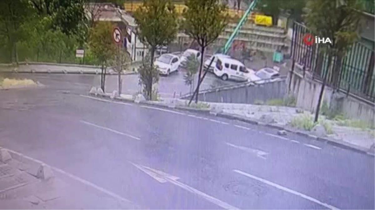 İstanbul\'da korku dolu anlar kamerada: Otomobil 50 metreden aşağıya uçtu