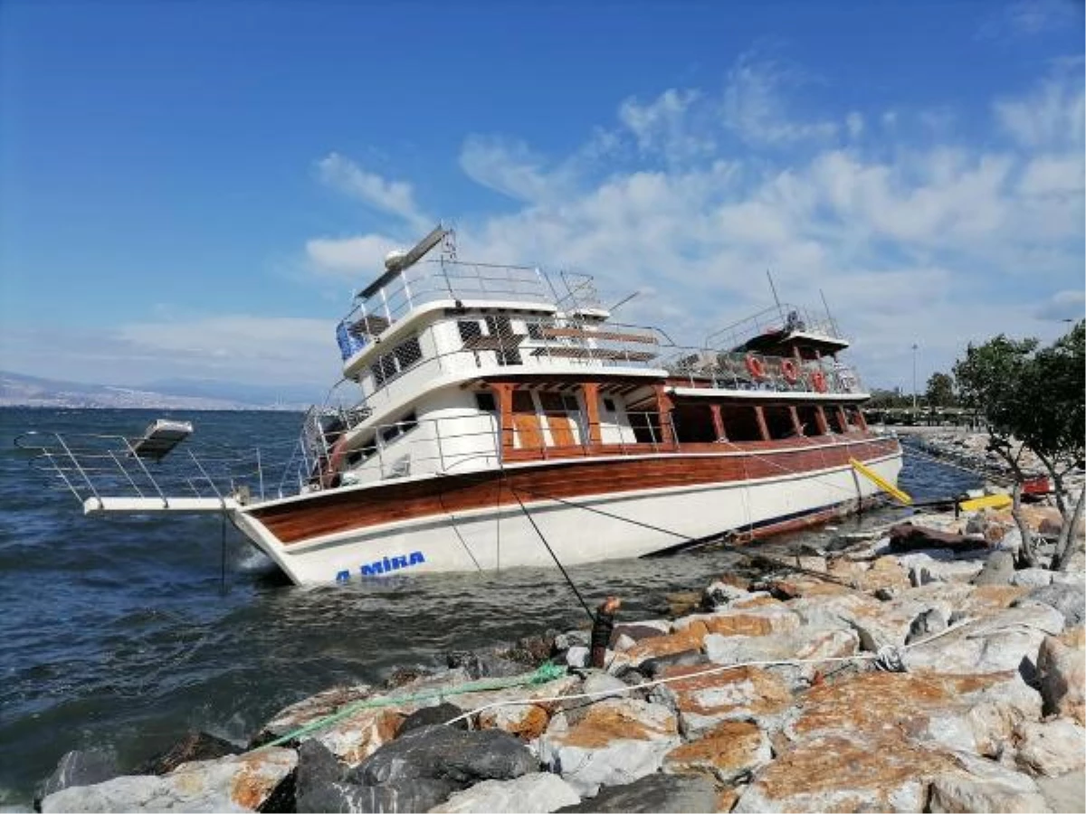 İzmir\'de fırtınada tekne yan yattı