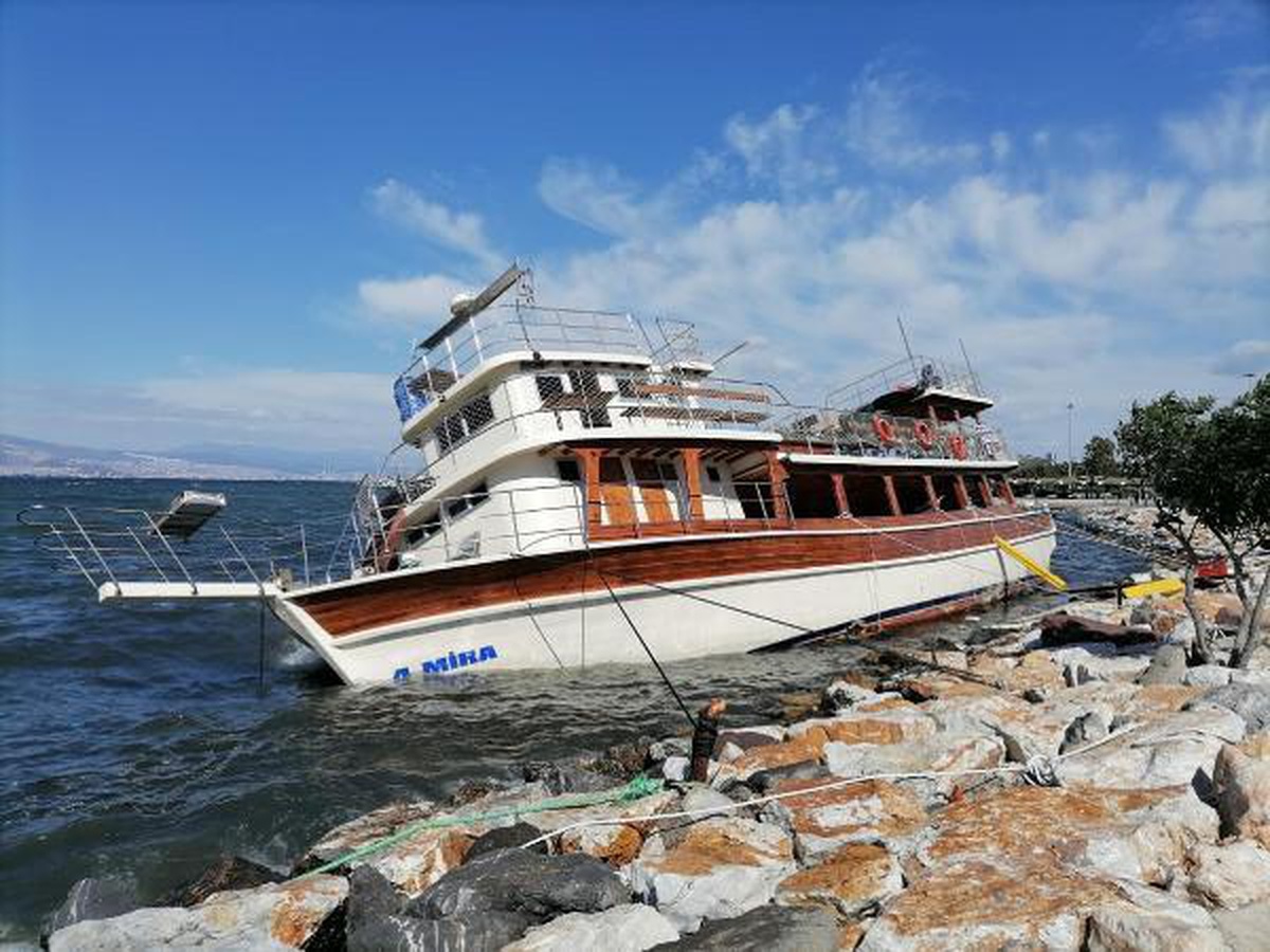 İzmir\'de fırtınada tekne yan yattı