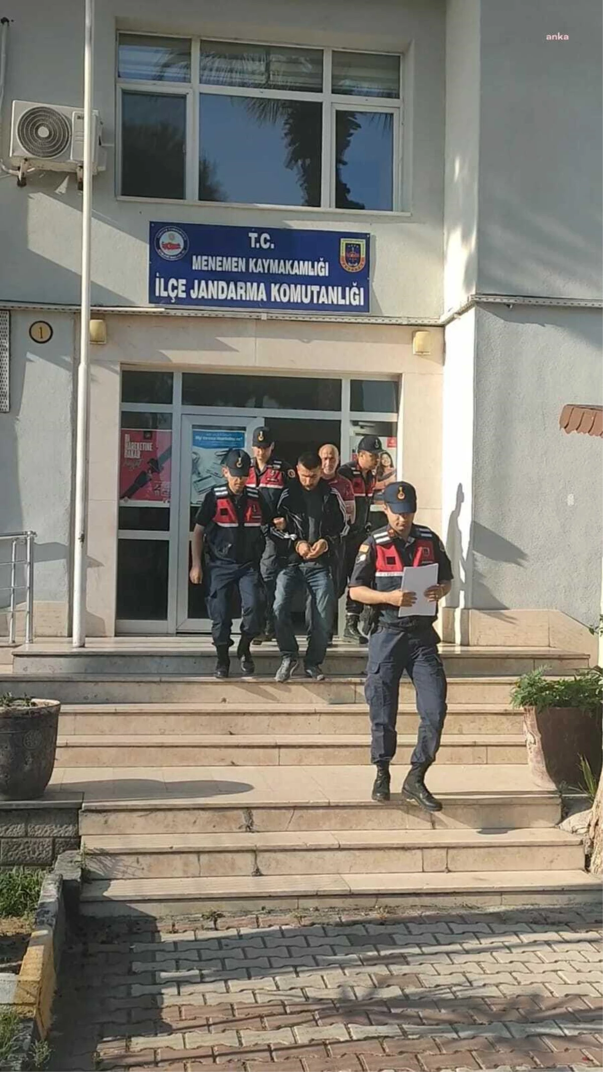 İzmir'de Otomobil Hırsızları Yakalandı