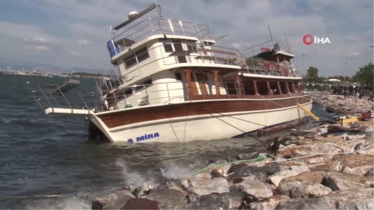 İzmir\'de şiddetli rüzgar tekne devirdi