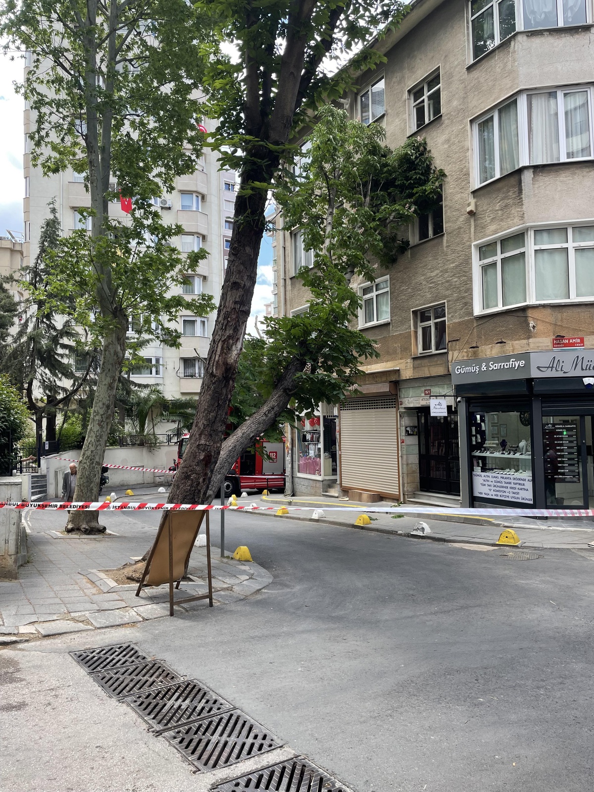 Kadıköy\'de fırtınada gövdesi kırılarak binaya yaslanan ağaç kaldırıldı