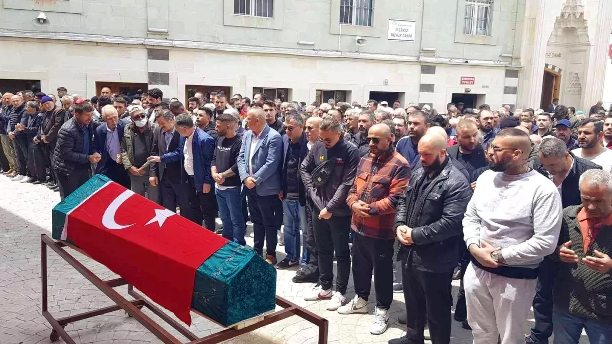 Kalp krizinden ölen şampiyon boksör memleketi Giresun\'da son yolculuğuna uğurlandı