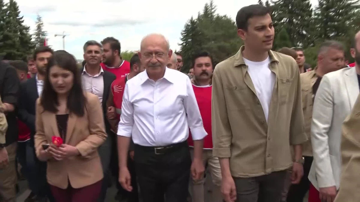 Kılıçdaroğlu, Gençlerle Birlikte Ata\'nın Huzuruna Çıktı