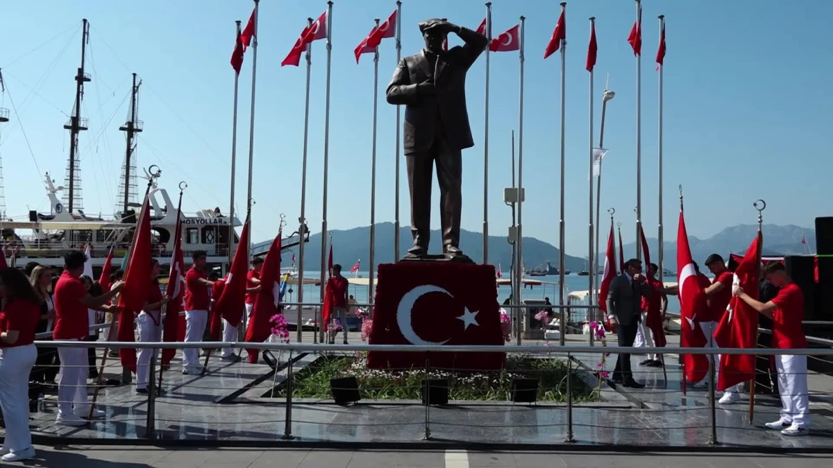 Marmaris\'te Atatürk Anıtı\'na Çelenk Sunuldu
