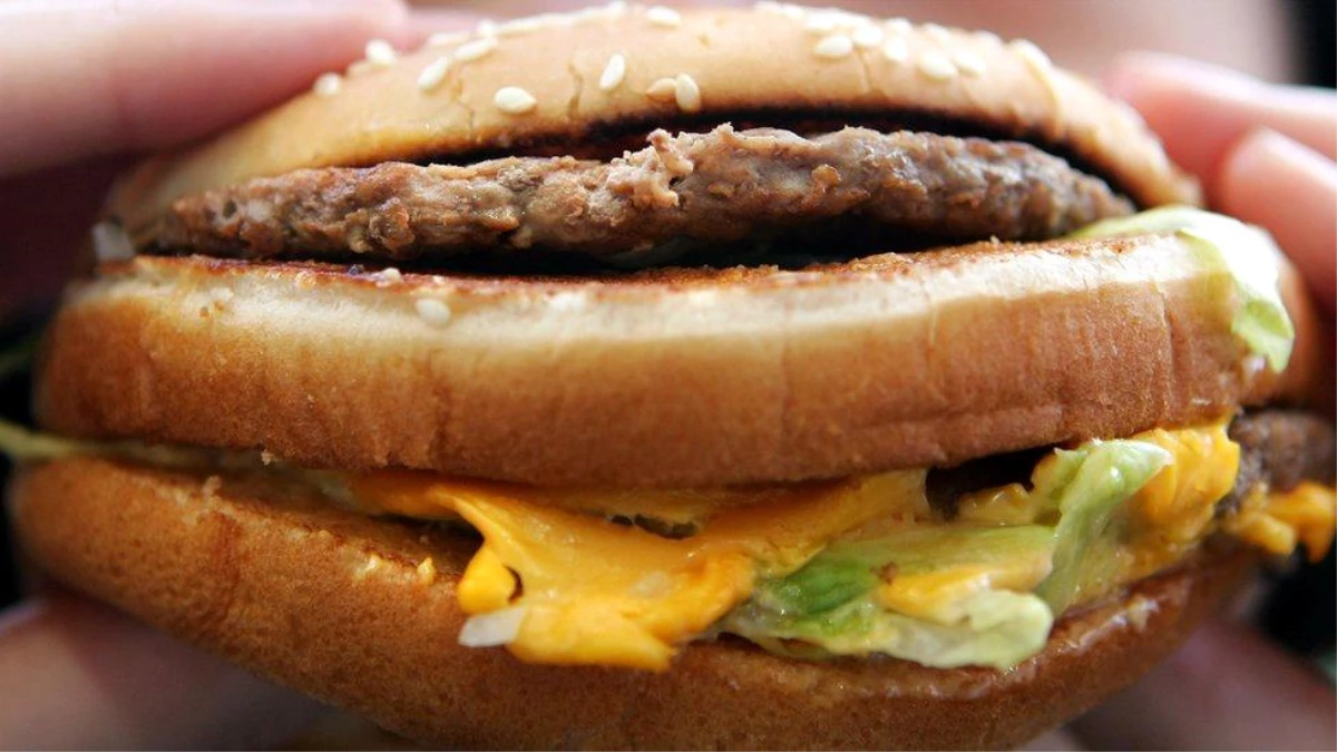 McDonald\'s\'a dava açıldı: reklamlarında hamburgerleri olduğundan büyük gösteriyor