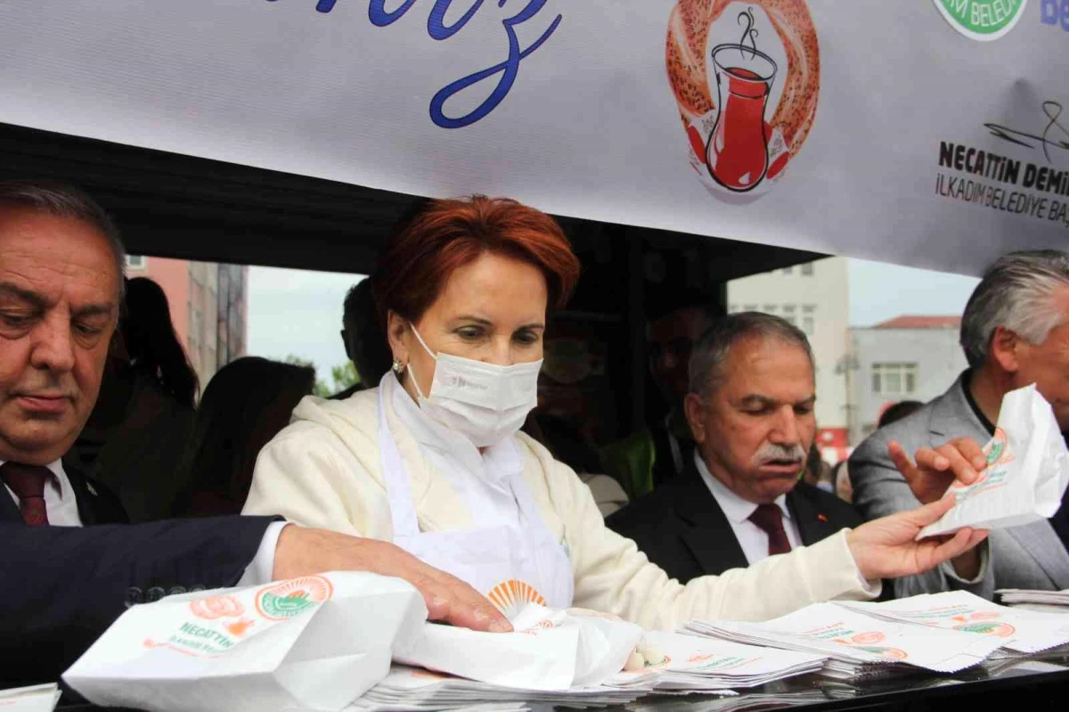 Meral Akşener İlkadım\'ın Simit Şenliği\'nde simit dağıttı