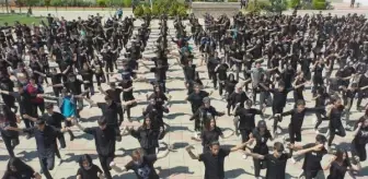 1919 genç zeybek oynayıp, Atatürk'ün imzasıyla silüetini oluşturdu - Yeniden