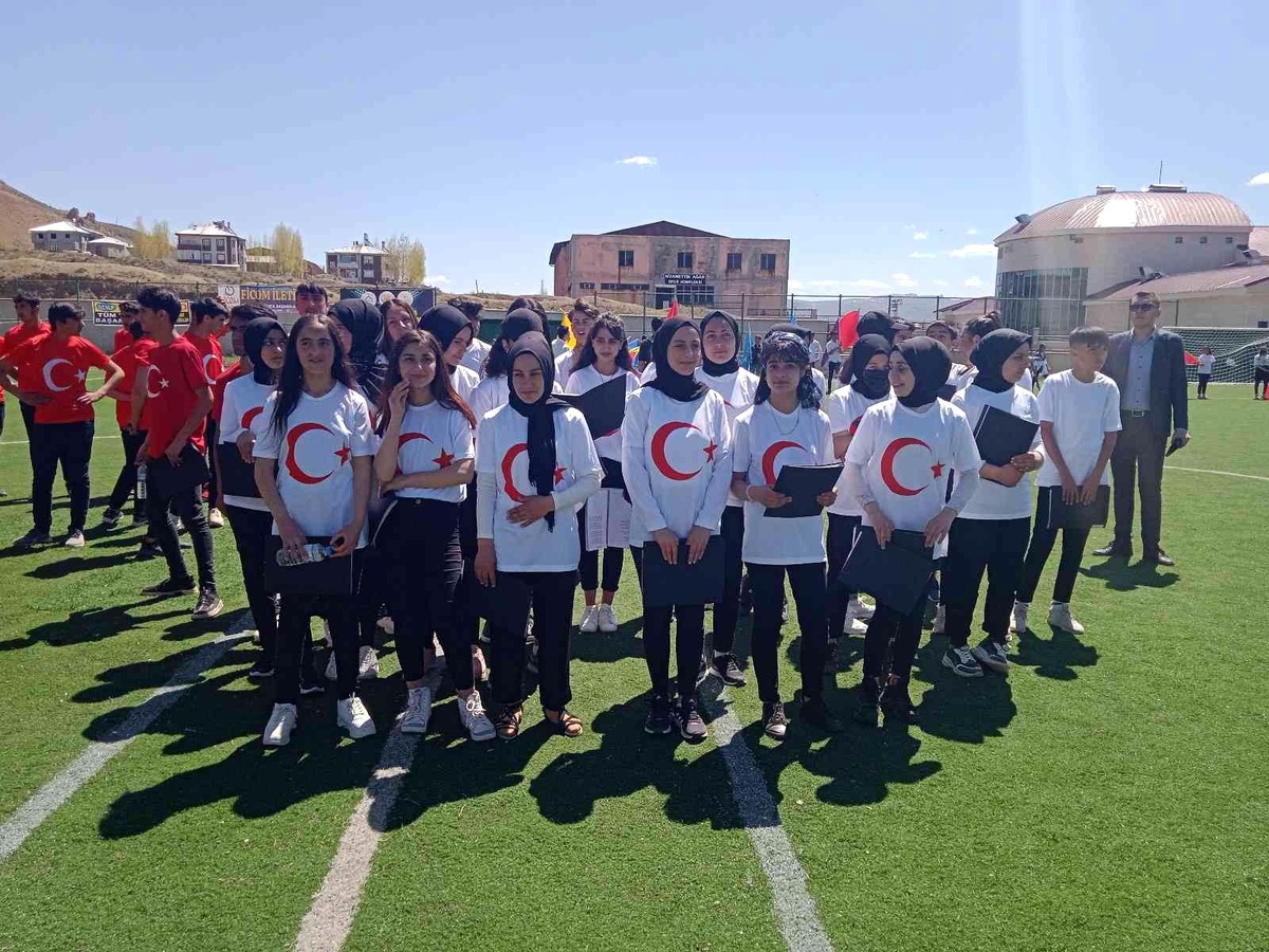 Özalp\'te 19 Mayıs Atatürk\'ü Anma, Gençlik ve Spor Bayramı coşkusu