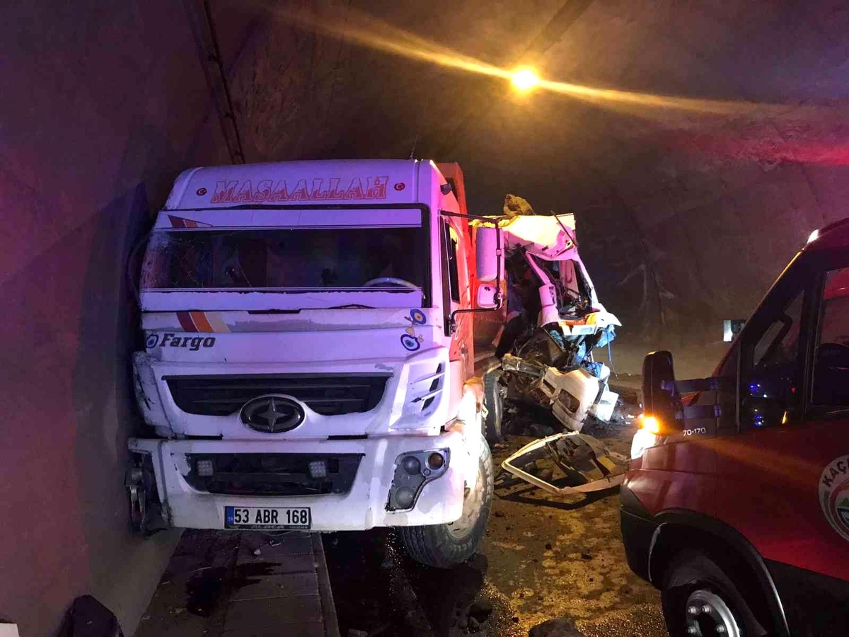 Rize\'de taş yüklü kamyon taş yüklü kamyona çarptı: 1 yaralı