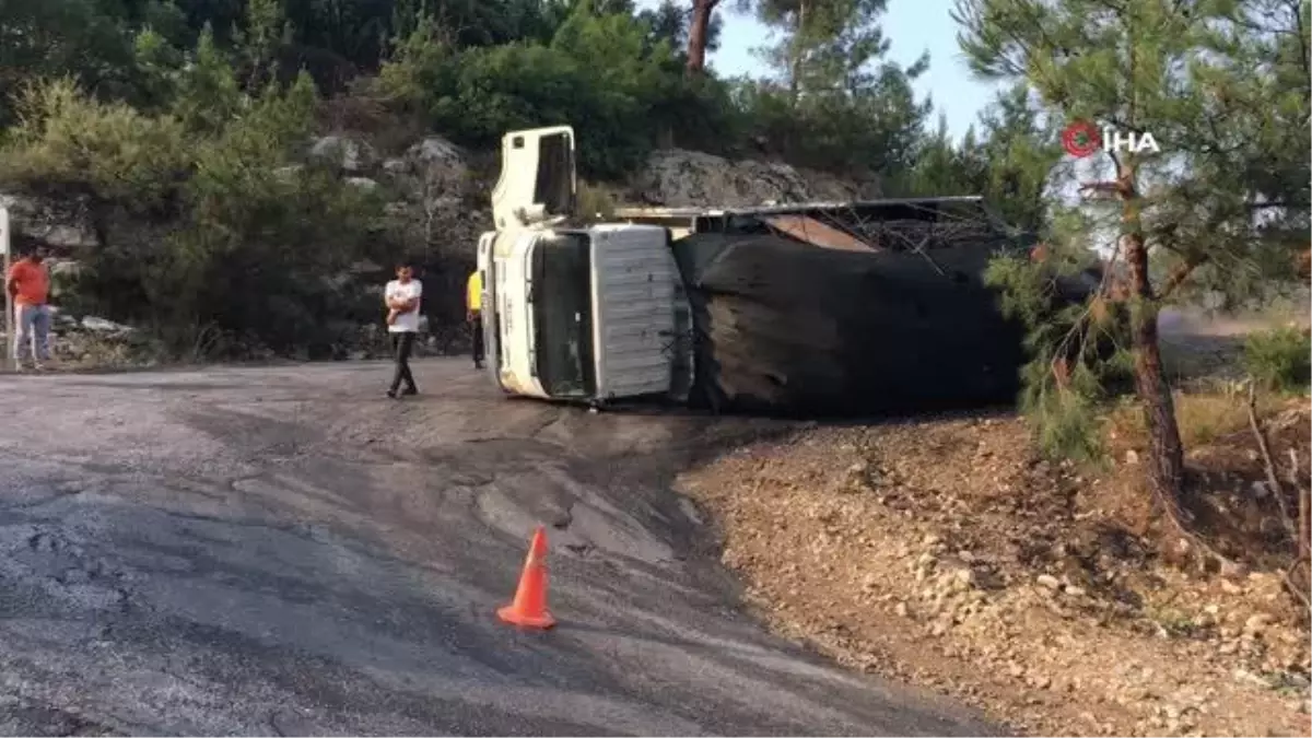 Yağmur kazaya neden oldu, hurda yüklü kamyon devrildi