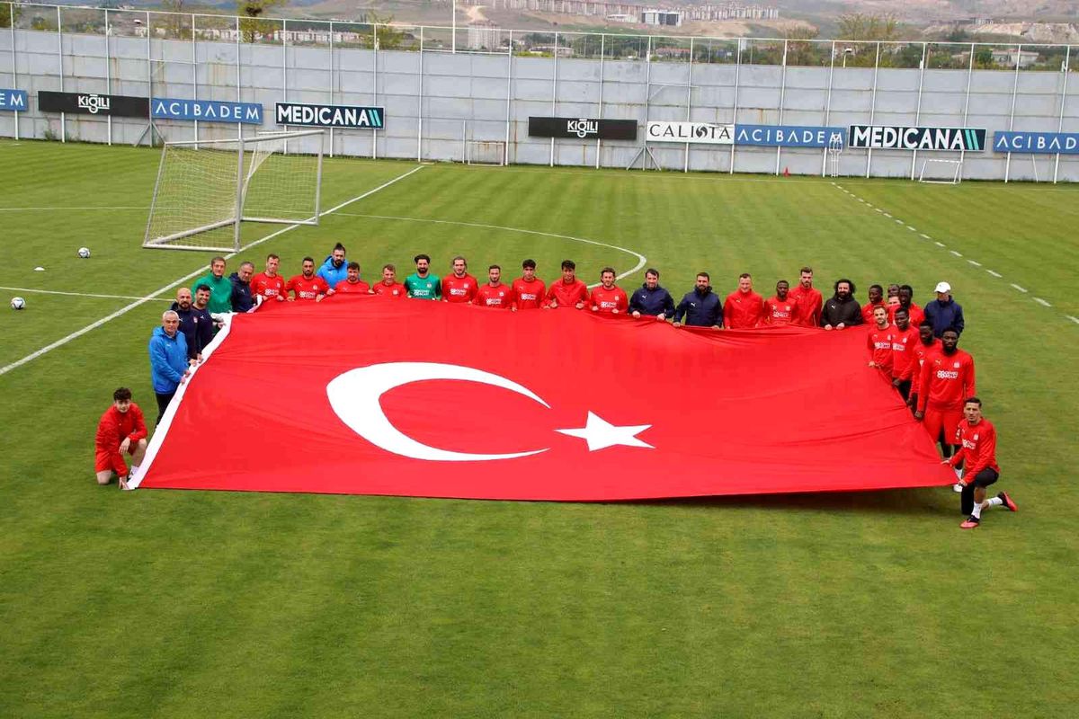 Sivasspor antrenmanda dev Türk bayrağı açtı