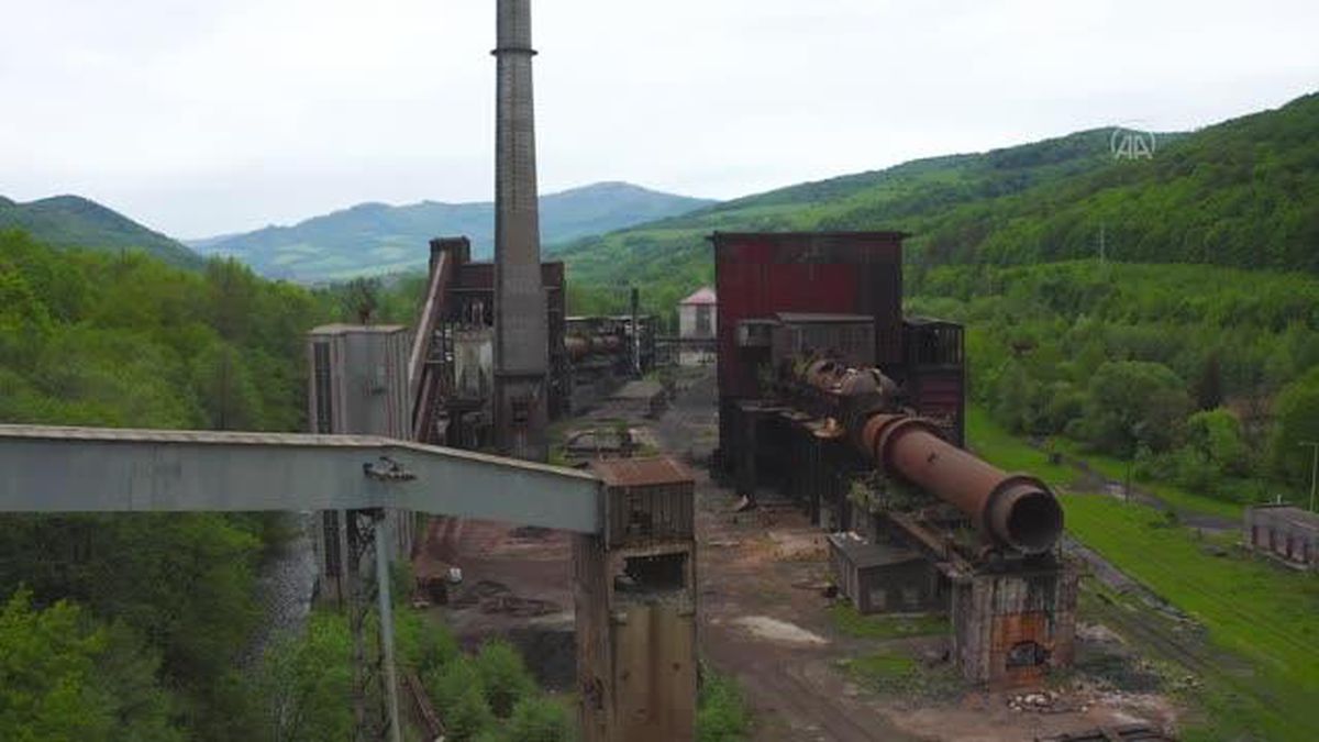 Slovakya'da terkedilmiş maden drenajı nedeniyle Slana Nehri'nin rengi kızıla döndü