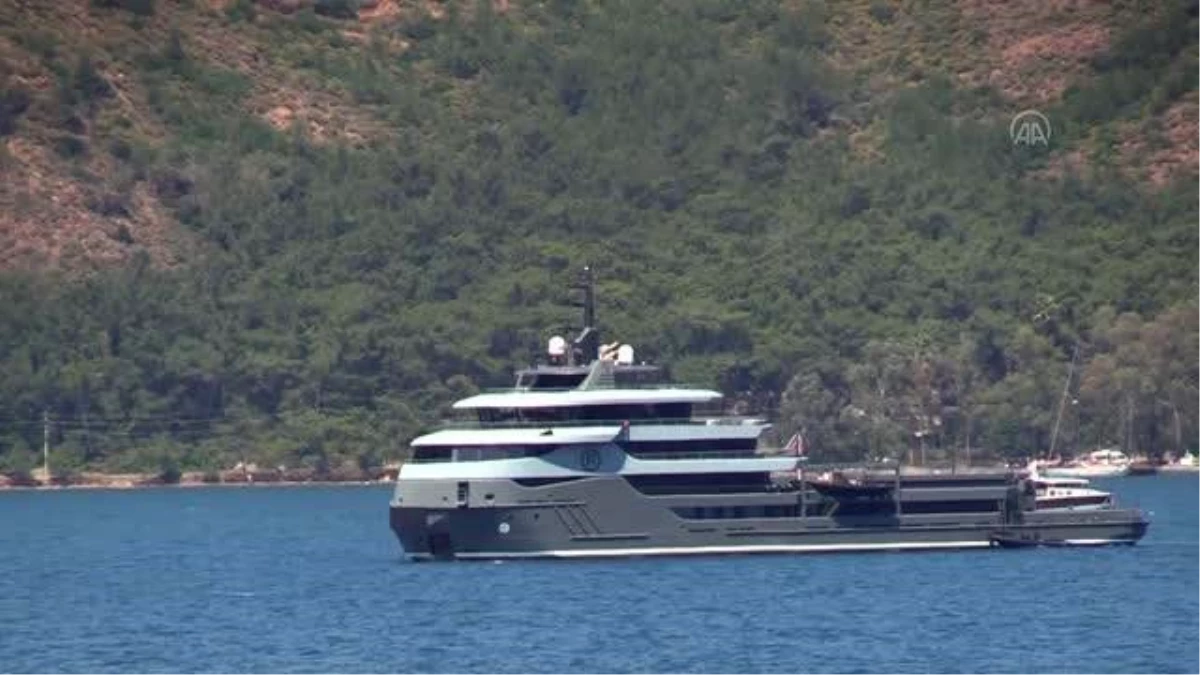 Süper lüks yatlar 'The Ragnar' ve 'Aurora' Marmaris'e demirledi