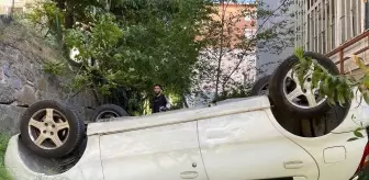 Sürücünün fren yerine gaza bastığı otomobil sitenin bahçesine düştü