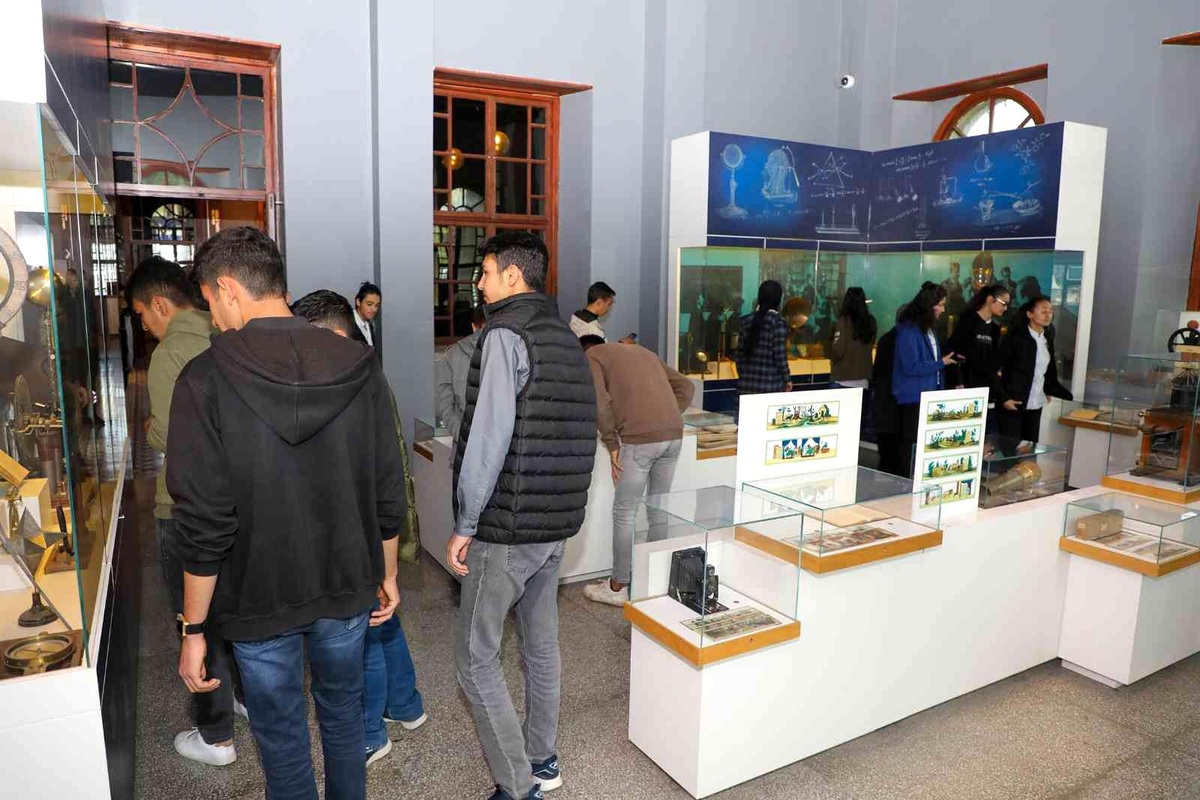 Talas\'ta öğrenciler hem geziyor hem öğreniyor