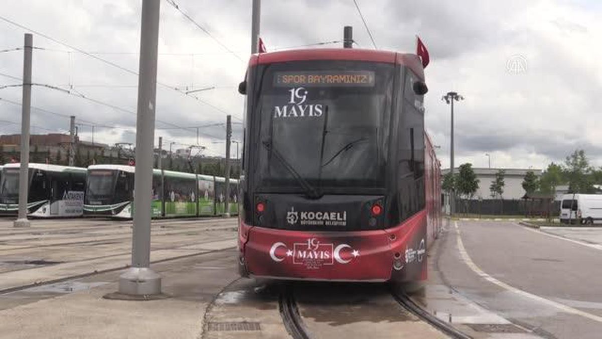 Tramvaya binen müzisyenler, gençlerle 19 Mayıs'ı kutladı