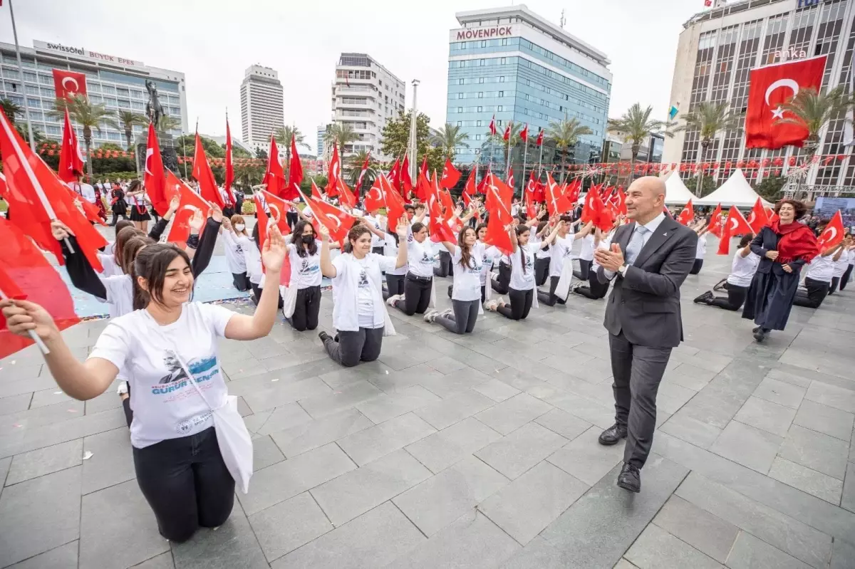 Tunç Soyer: 'Gençleri Çok Güzel Bir Gelecek Bekliyor'