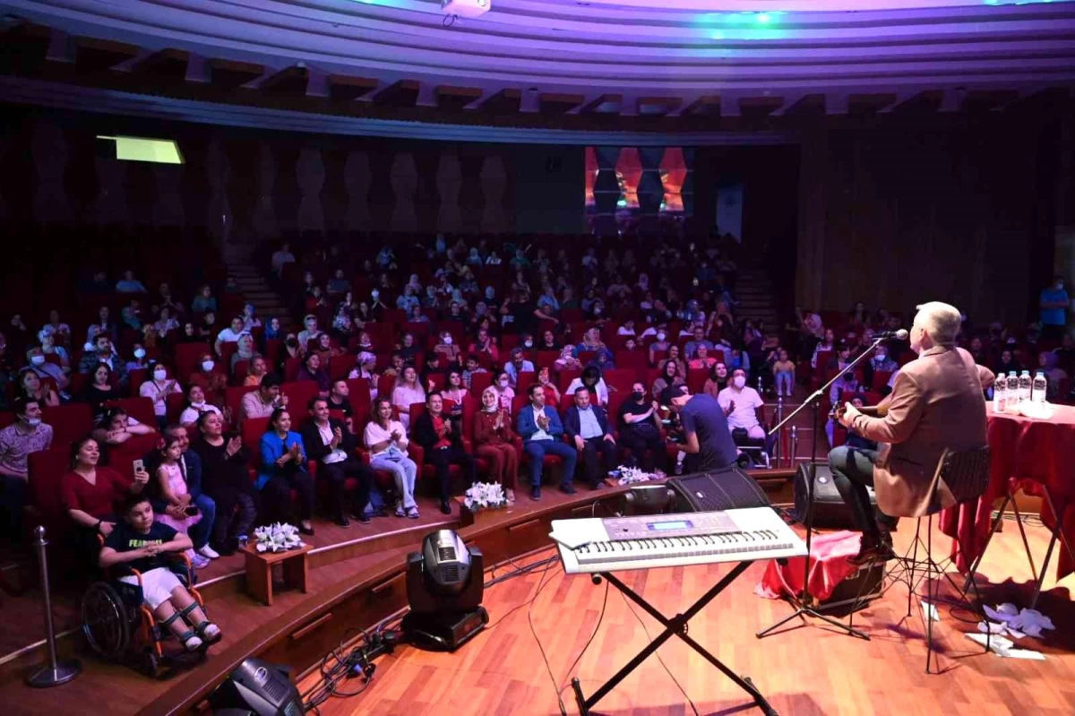 Tuzla\'nın özel çocukları için Metin Şentürk sahne aldı