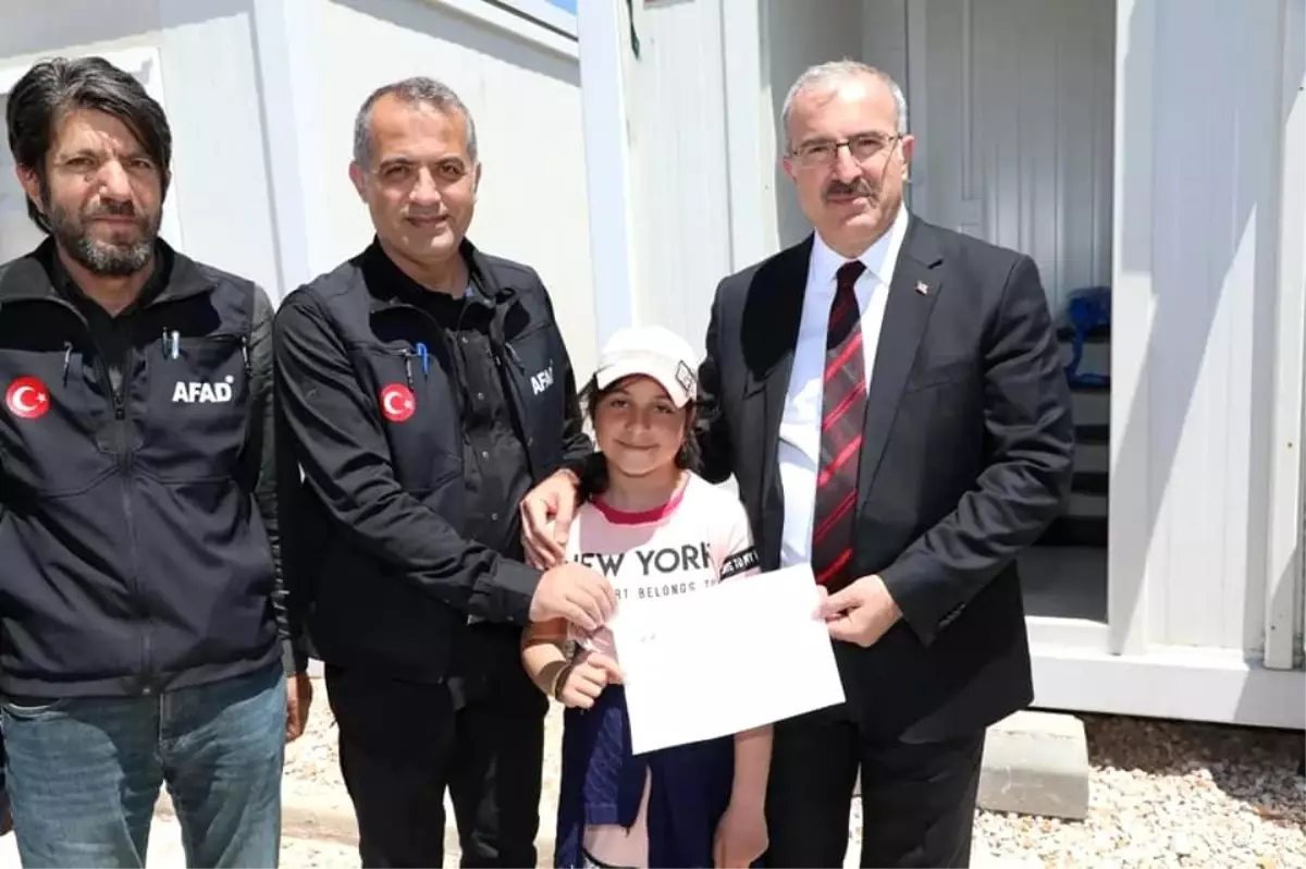 Ukrayna\'dan tahliye edilen 8 yaşındaki Melisa mutluluğunu resimlerine yansıttı