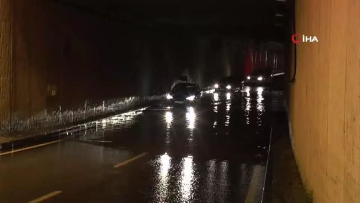 Üsküdar'da sağanak sonrası alt geçidi su bastı