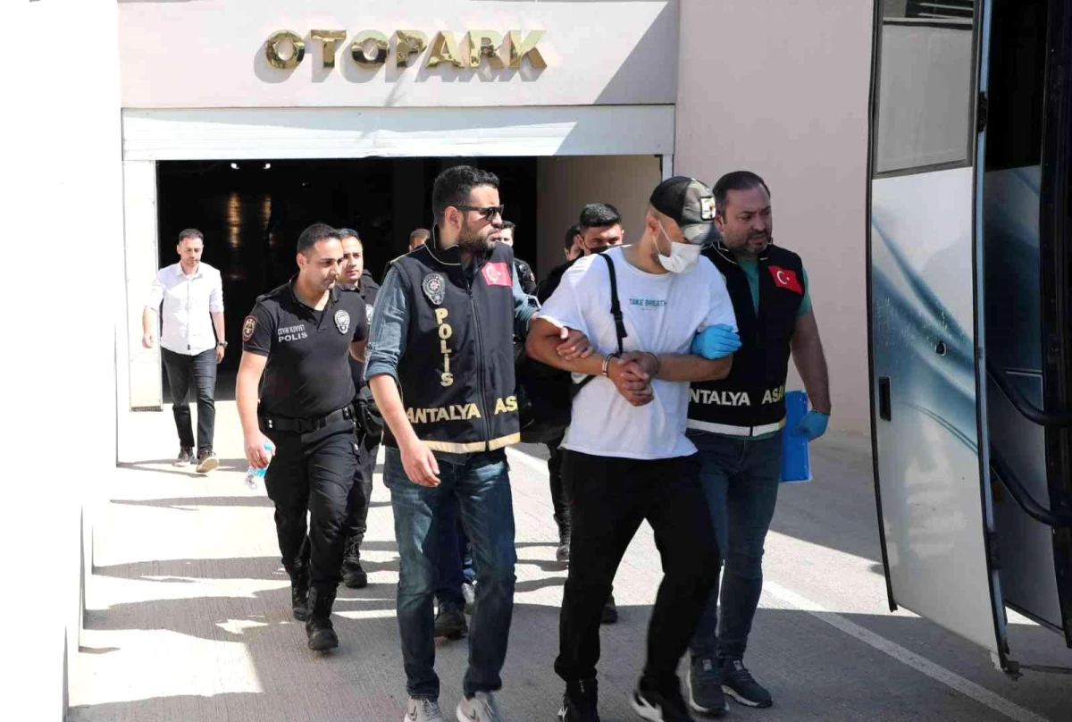 Antalya\'da çeşitli suçlardan aranan 60 kişi yakalandı