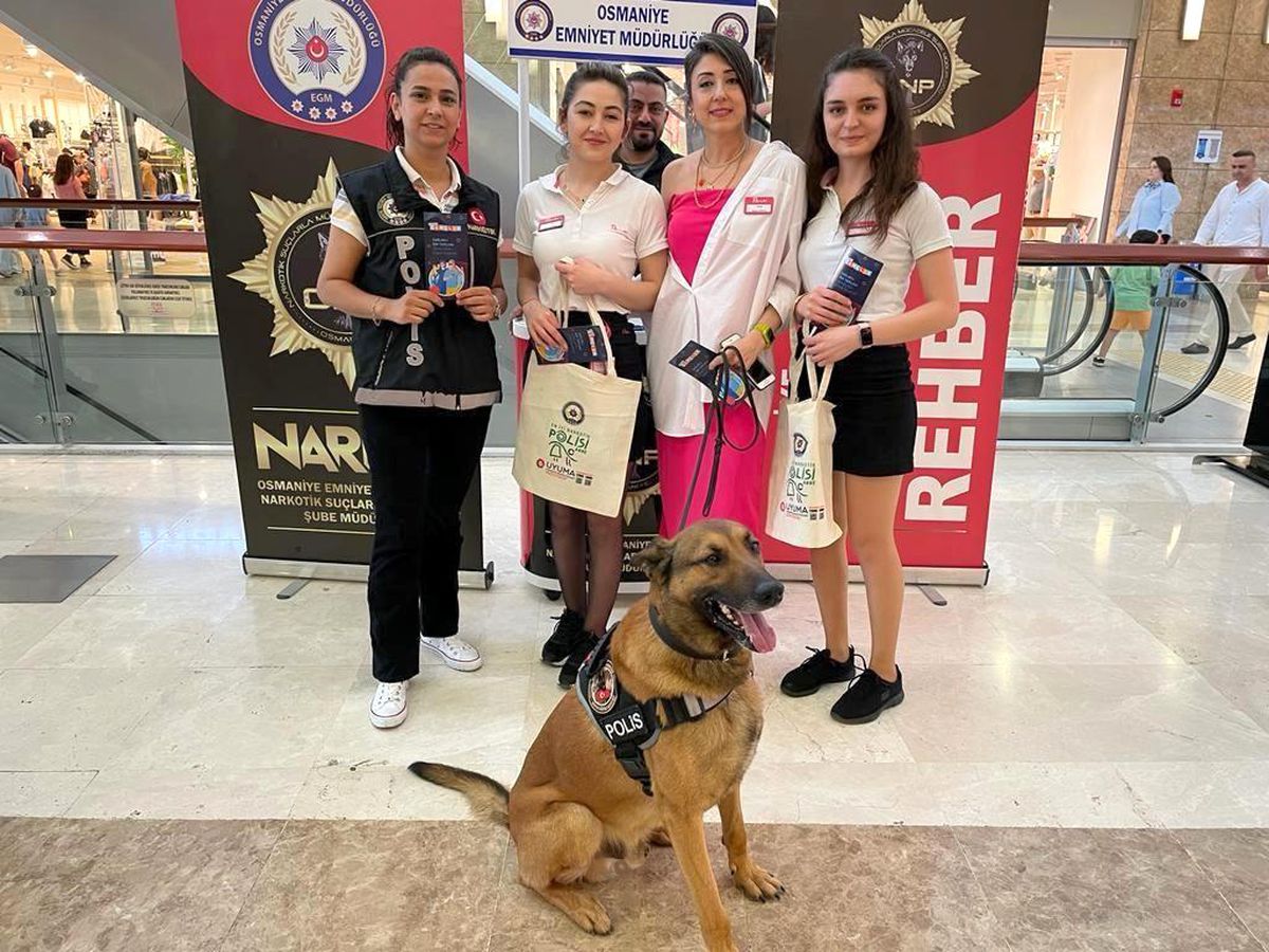 AVM\'de narkotik köpeğiyle uyuşturucuyla mücadele