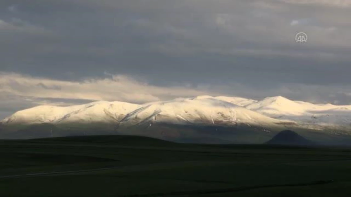 Baharda etkili olan kar dağları ve köyleri beyaza bürüdü