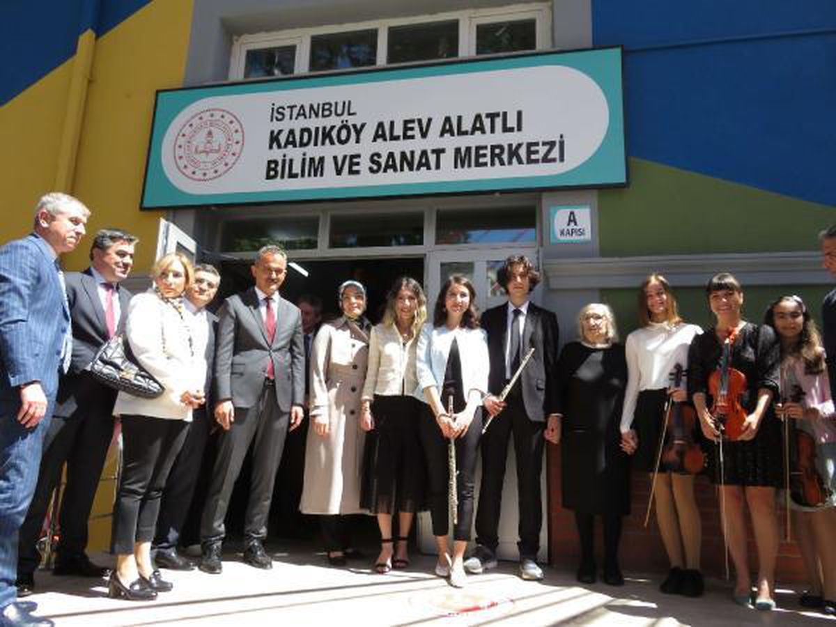 Bakan Özer, Kadıköy Alev Alatlı BİLSEM\'i ziyaret etti
