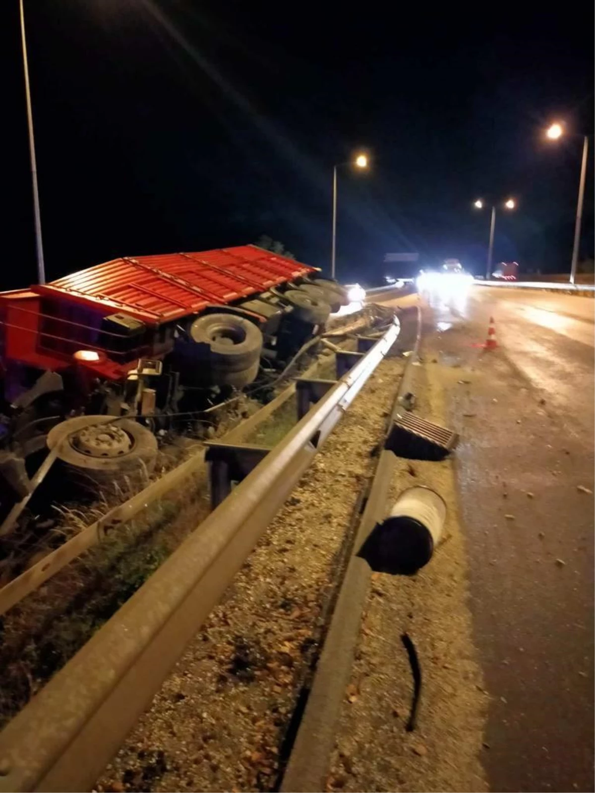 Bilecik\'te iki ayrı kazada devrilen tırların sürücüleri yaralandı