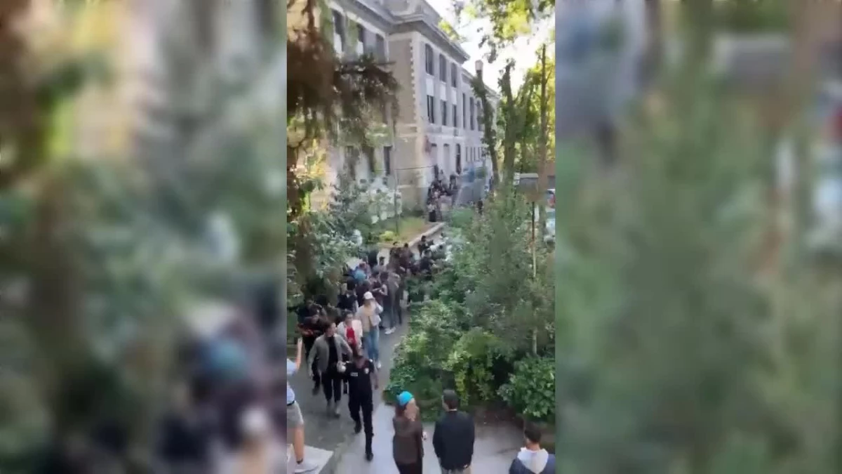 Boğaziçi Üniversitesi\'ndeki Onur Yürüyüşü\'ne Polis Müdahale Etti, Çok Sayıda Öğrenci Gözaltına Alındı