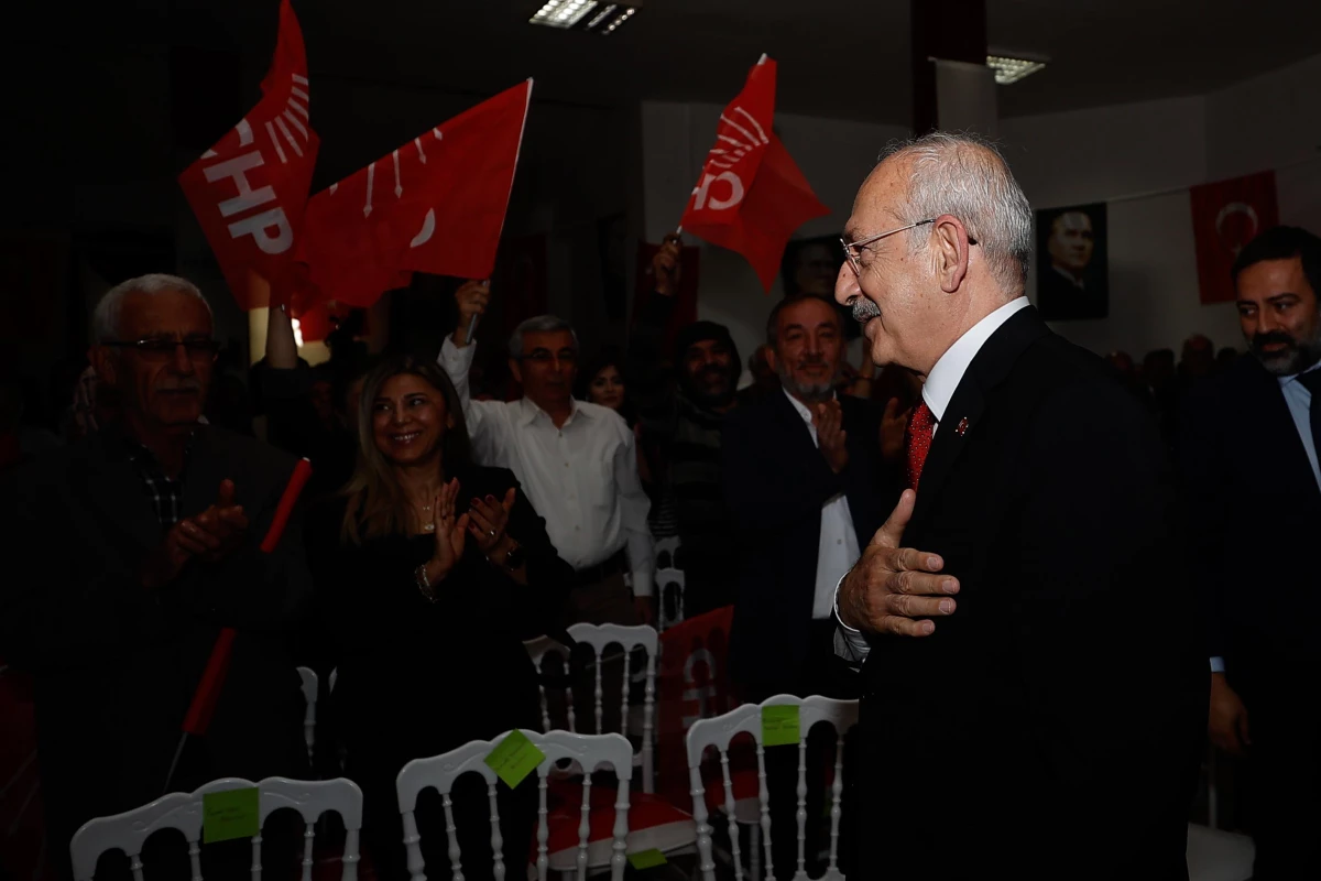 CHP Genel Başkanı Kılıçdaroğlu, Burdur\'un Bucak ilçesinde partisine katılanlara rozet taktı Açıklaması