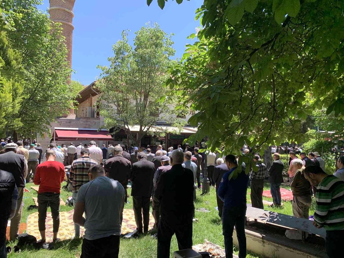 Cuma namazında saflar dışarı taştı