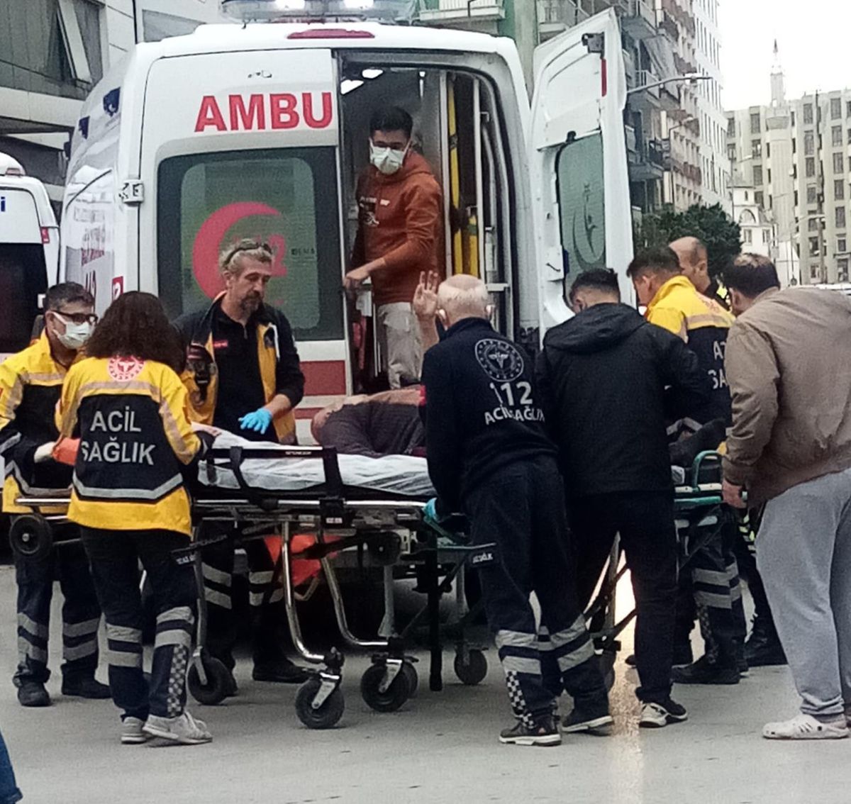 Denizli\'de ambulans ile minibüsün çarpışması sonucu 3 kişi yaralandı
