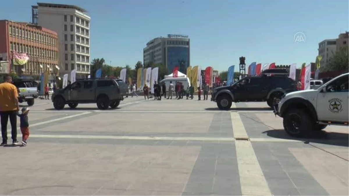 DİYARBAKIR - Dağkapı Meydanı\'nda off-road araçları tanıtıldı