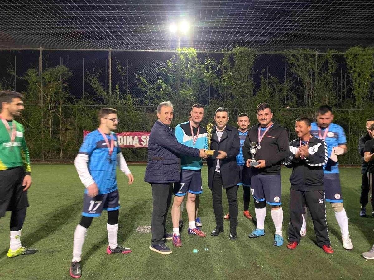 Hanönü\'deki halı saha futbol turnuvasında kupa gençlerin oldu