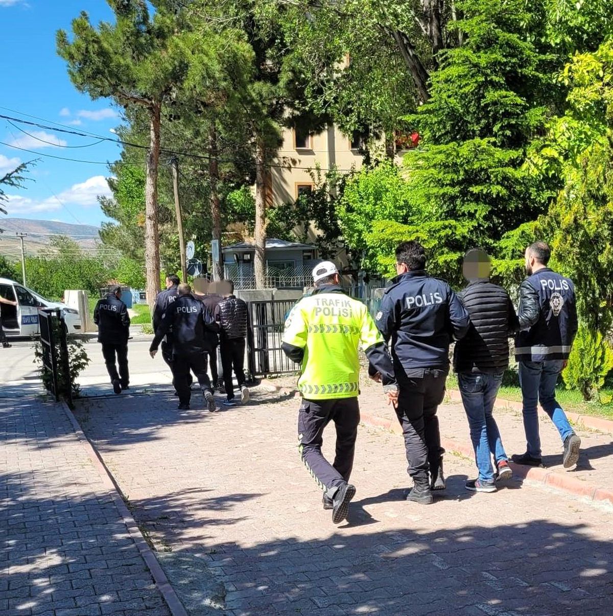 Hırsızlık yaparken yakalanan 4 zanlının üzerinde uyuşturucu çıktı
