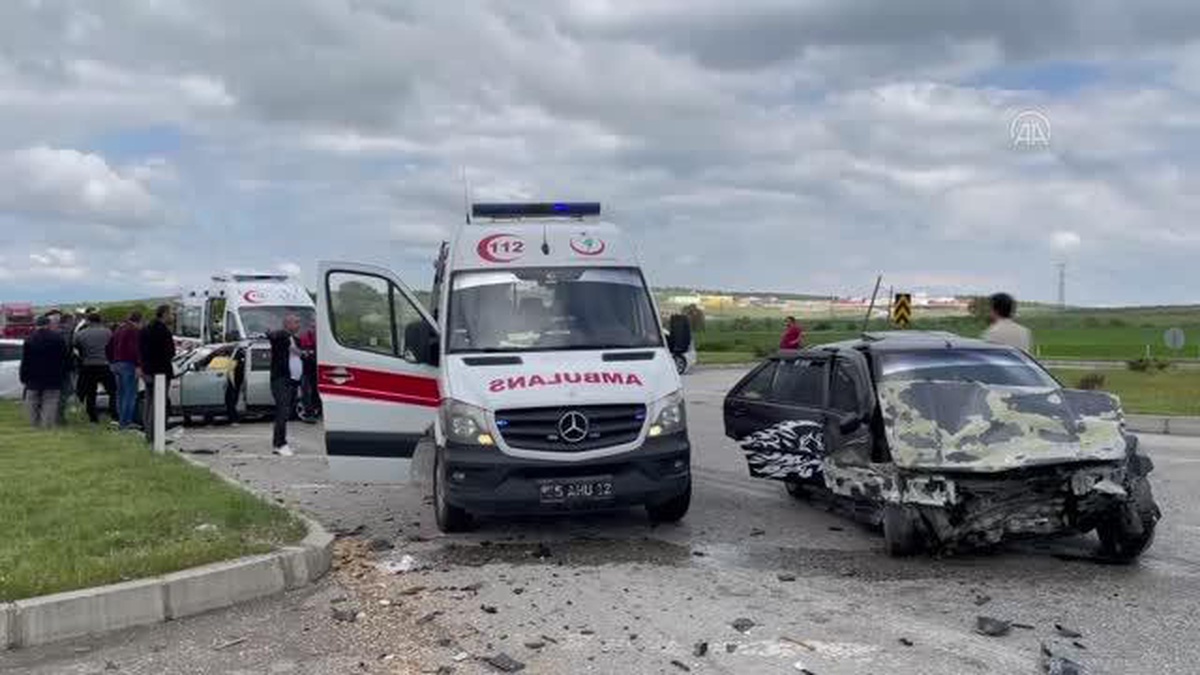 İki otomobilin çarpıştığı kazada 6 kişi yaralandı