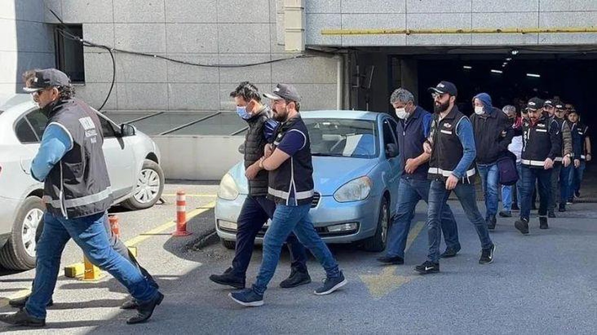 Kadıköy Belediyesi\'ne düzenlenen "rüşvet" operasyonunda gözaltına alınan 124 kişi tutuklama talebiyle adliyeye sevk edildi