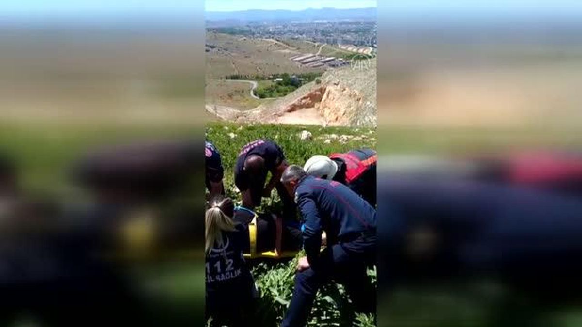 Kaldırımda yürürken dengesini kaybedip kayalık alana düşen kadın kurtarıldı