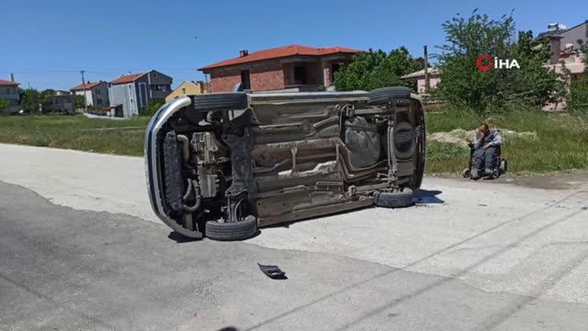 Kavşaktaki kazada otomobil devrildi: 1'i çocuk 2 yaralı