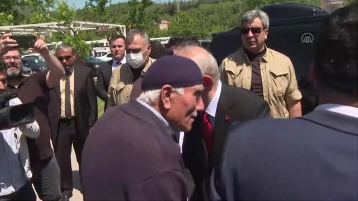 Kılıçdaroğlu, Bucak Belediyesi özel halk otobüsü durağını ziyarette konuştu