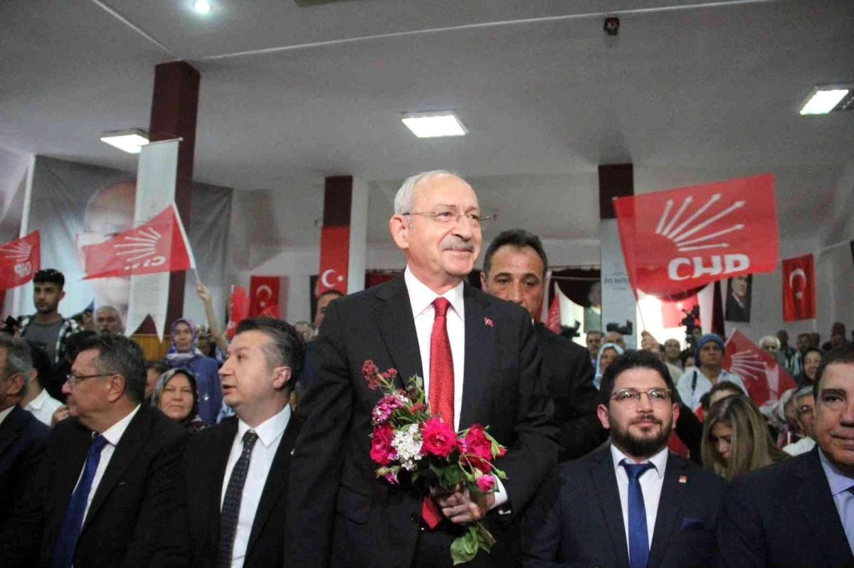 Kılıçdaroğlu, Bucak\'ta partisine yeni katılanlara rozetlerini taktı